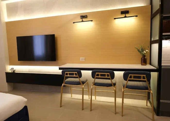 2 Private Designer - Same Floor Near It Park With Pool & Gym * Cebu